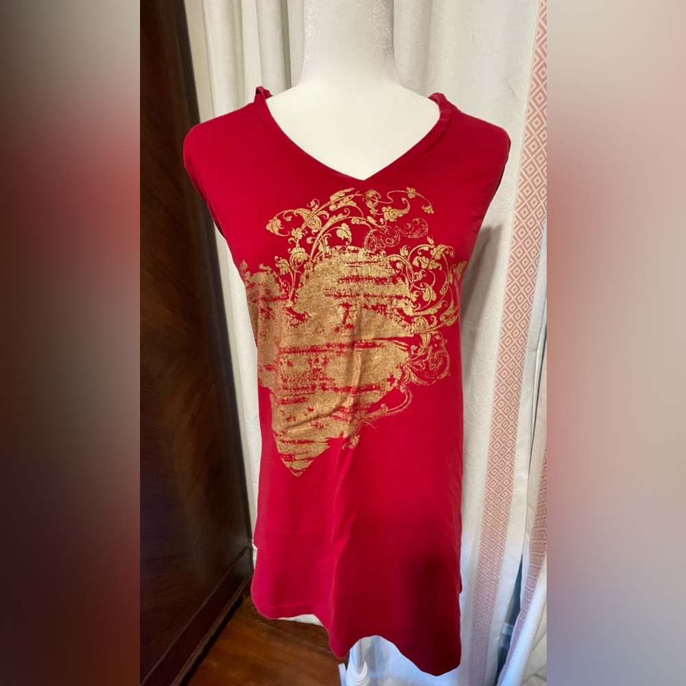 Women’s Red/ gold hoodie, print long sleeve T-shirt. Sz 22. Excellent condition.